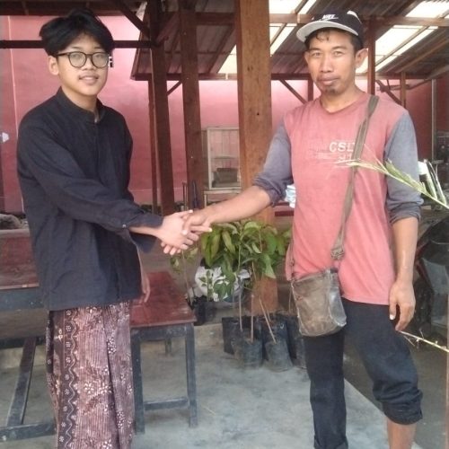 Bapak Hasan pengelola Vista Agro bersama Alqois seoarang santri SMA Bumi Cendekia Bapak Hasan pengelola Vista Agro bersama Alqois seoarang santri SMA Bumi Cendekia