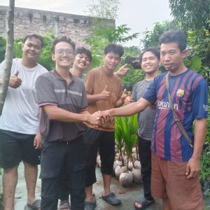 Bapak Hasan bersama anak magang dari Kampus UMY di lapak Mas Farhan